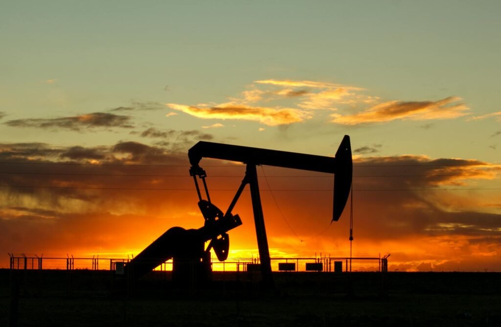 Bomba de extracción petrolera al atardecer en yacimiento de Vaca Muerta